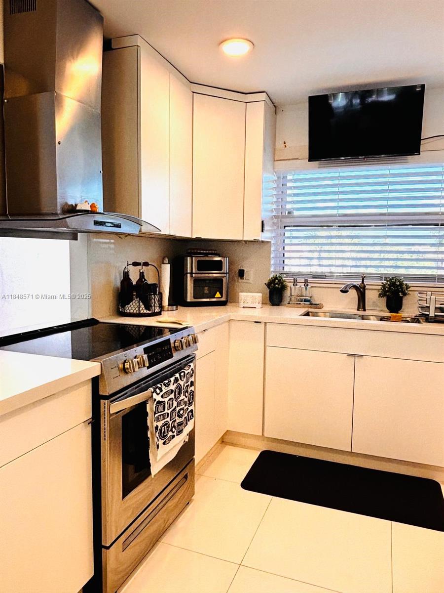9321 Sunrise Lakes Blvd 305, Sunrise, FL, 33322/$180,000 2 9321 Sunrise Lakes Blvd 305
