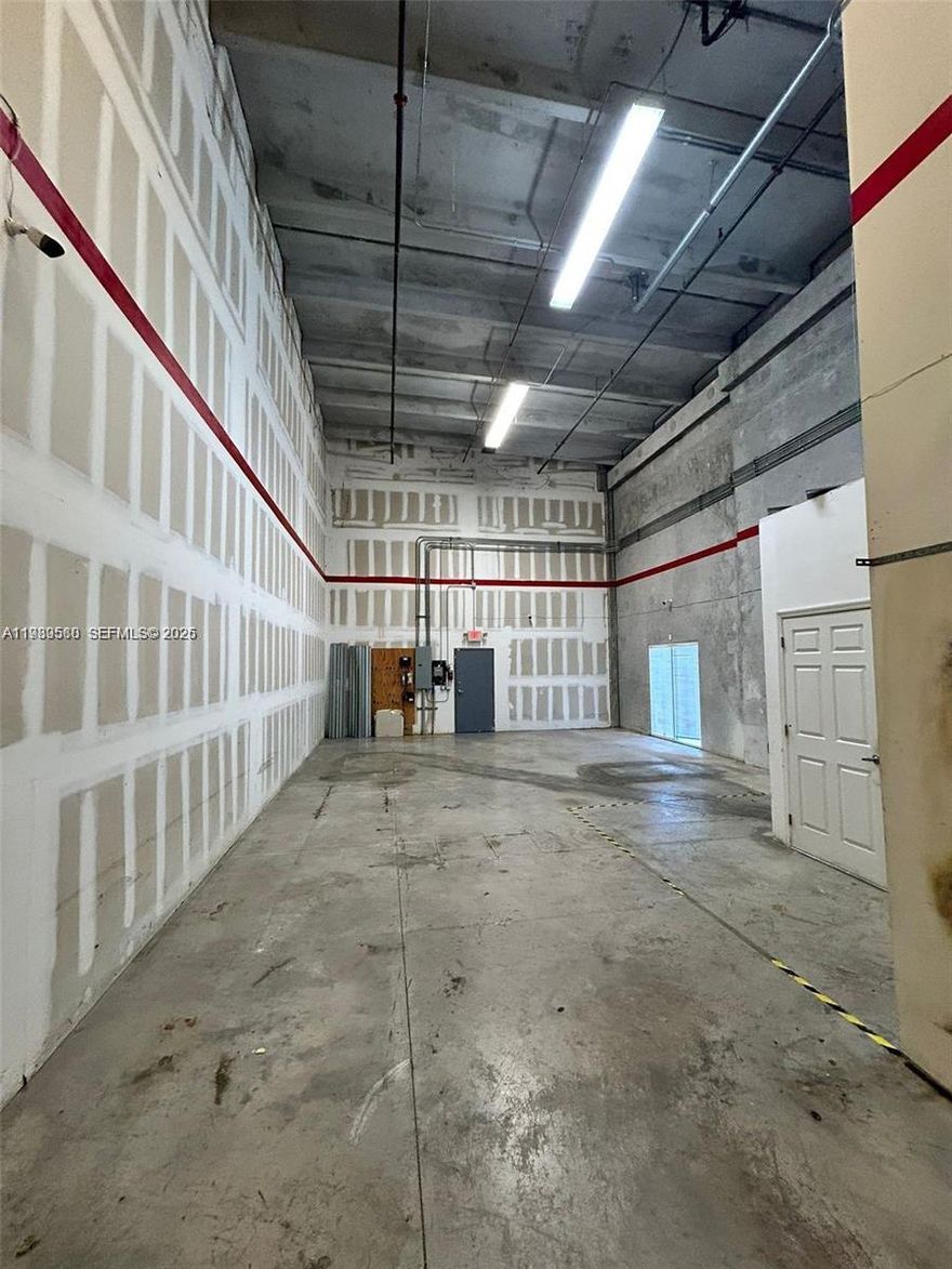 This 1500 SF unit has 200 sf office, WC and A/C 24", high floor plan, is 25 x 60 ft. Sprinkles, 1 frontage for the
office and cargo door with a 12x10 overhead door and auxiliary door. It has 4 parking spaces. Is located in a quite
area, between Weston and Pembroke Pines, 12 minutos from Weston. Includes water, trash, dumpster, external
paint, roof warranty, liability insurance in common areas and landscape.