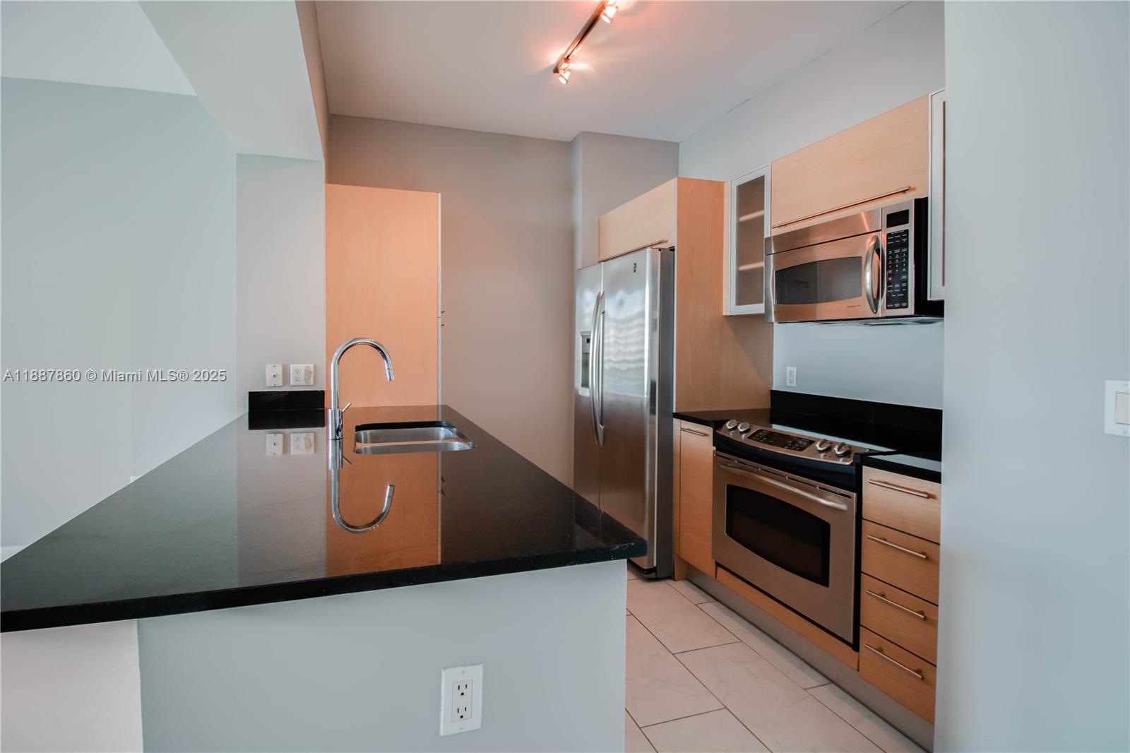 951 Brickell Ave 1402