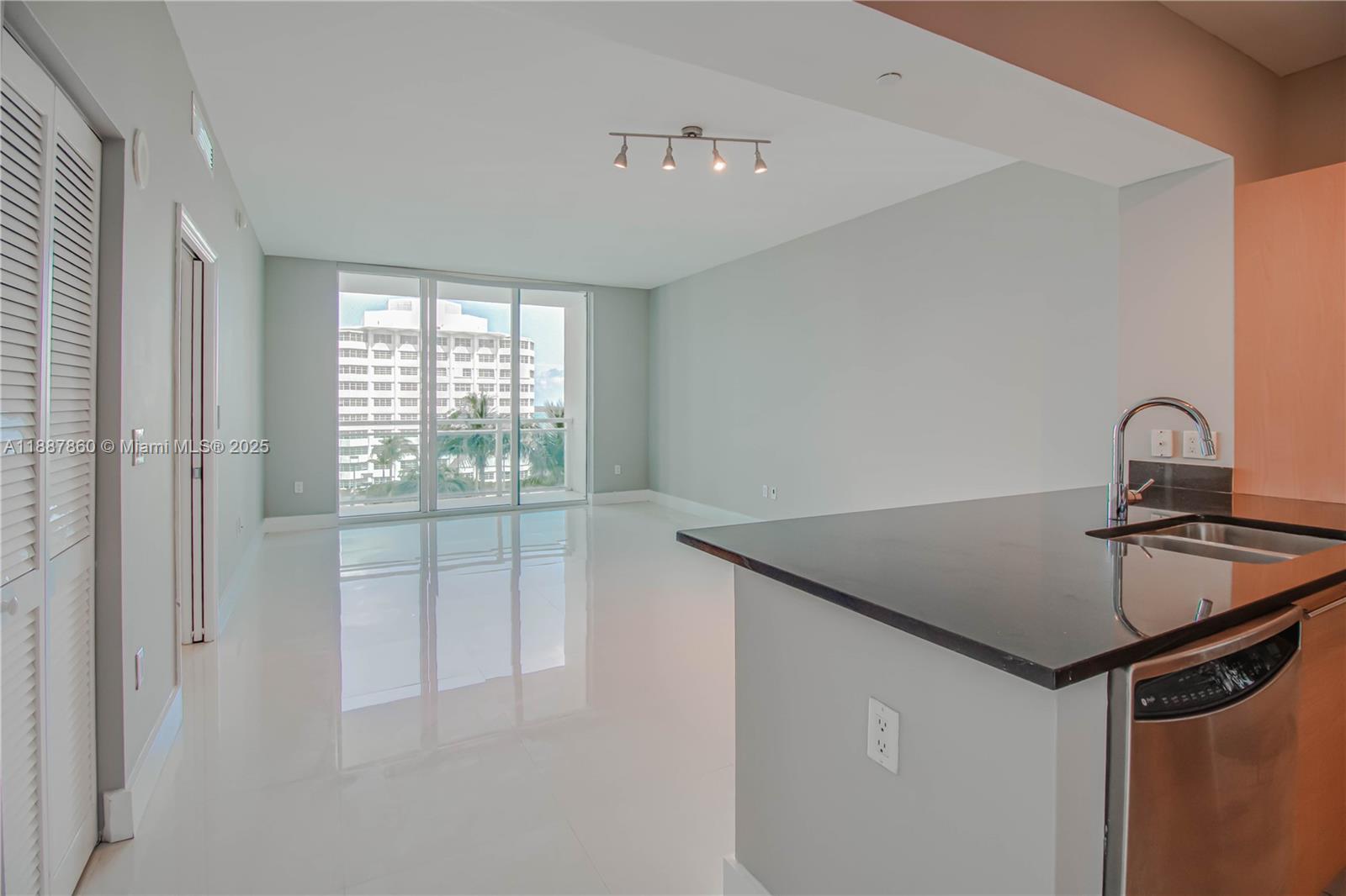951 Brickell Ave 1402