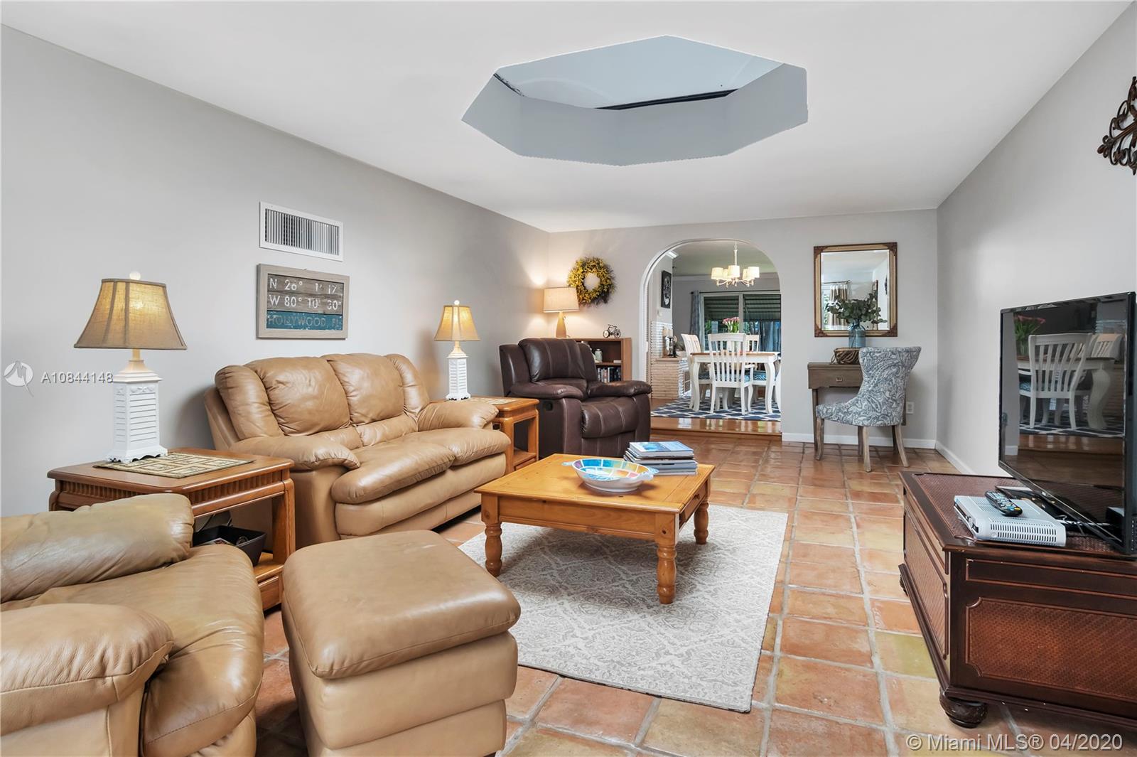 HOLLYWOOD LAKES SEC - Residential