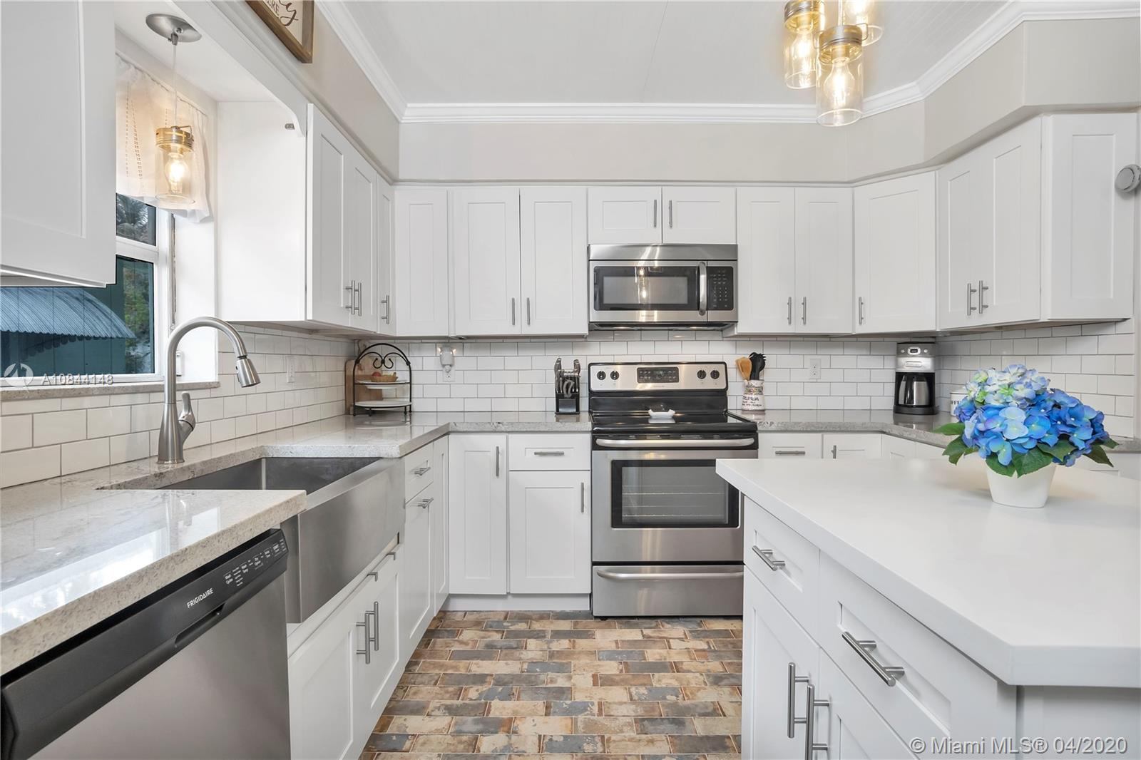 HOLLYWOOD LAKES SEC - Residential