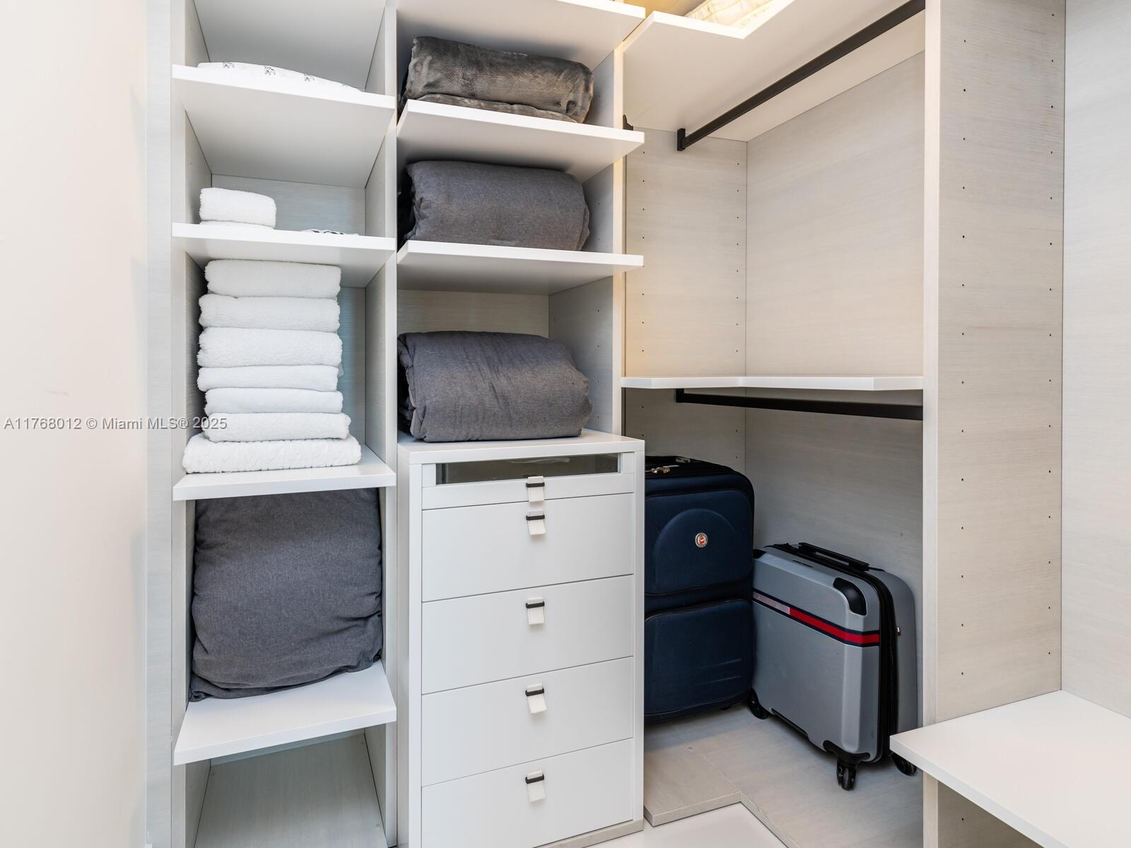 PARQUE TOWERS CONDO - Residential Lease