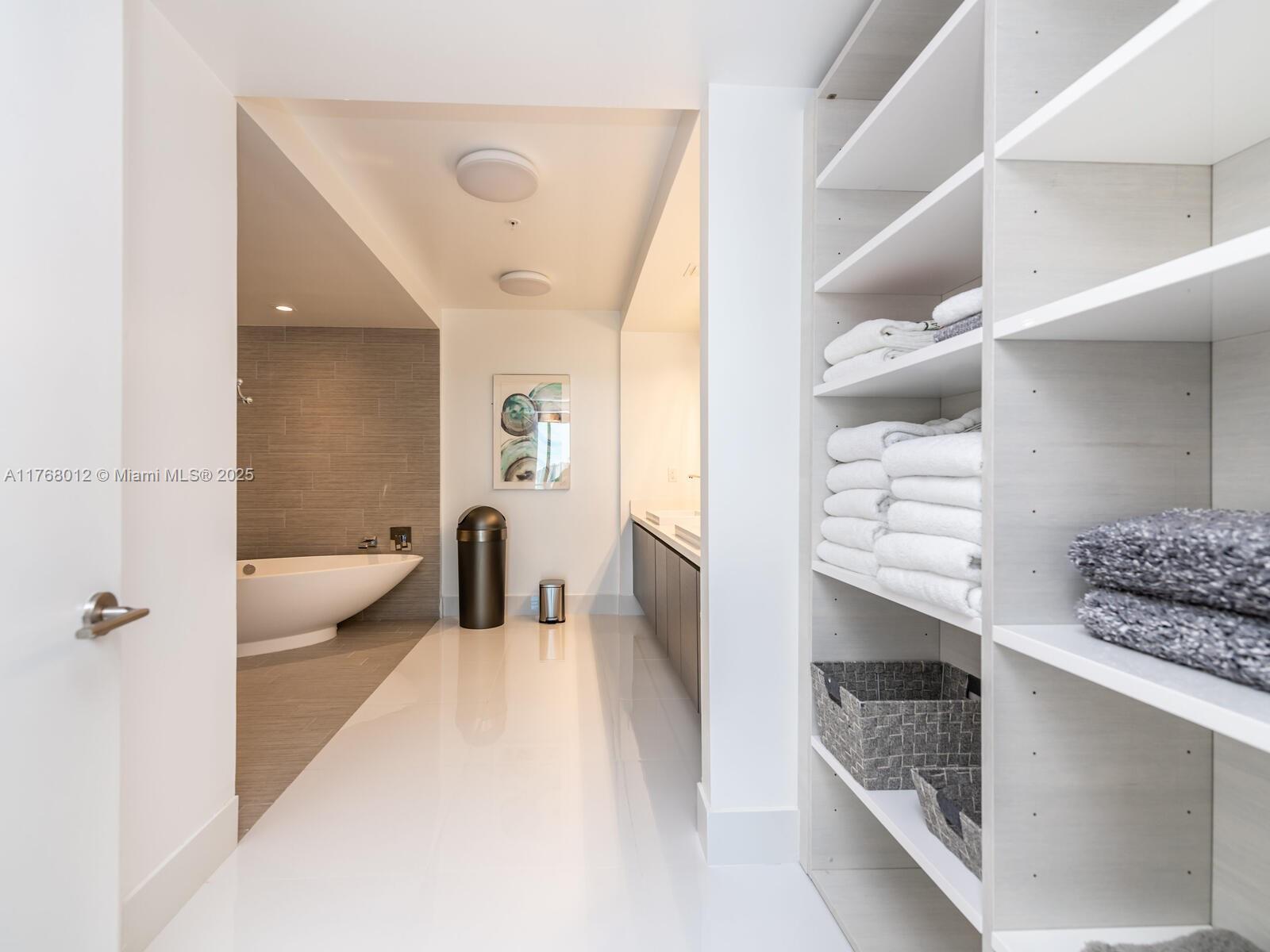 PARQUE TOWERS CONDO - Residential Lease