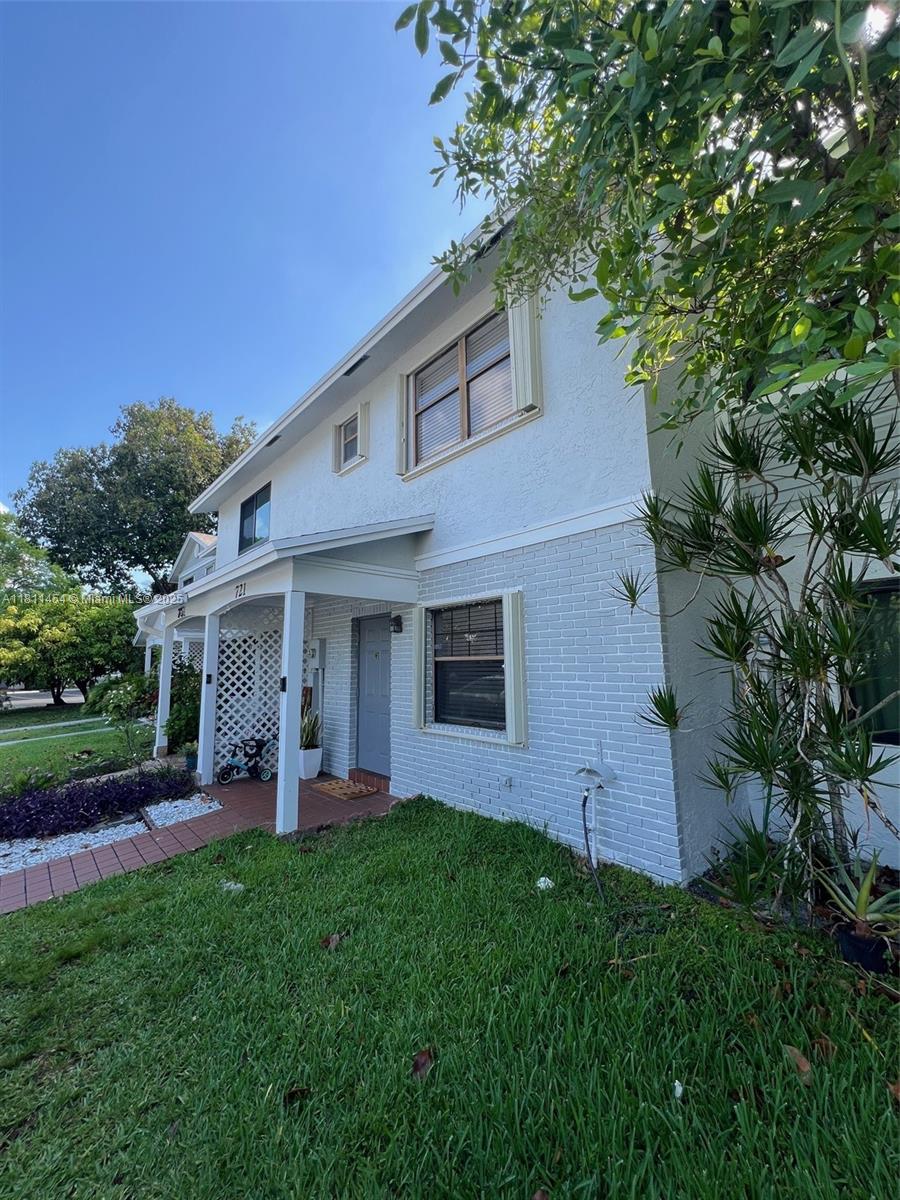 721 Nw 105th Ter 721, Pembroke Pines, Miami-Dade County, Florida - 2 Bedrooms  
3 Bathrooms - 