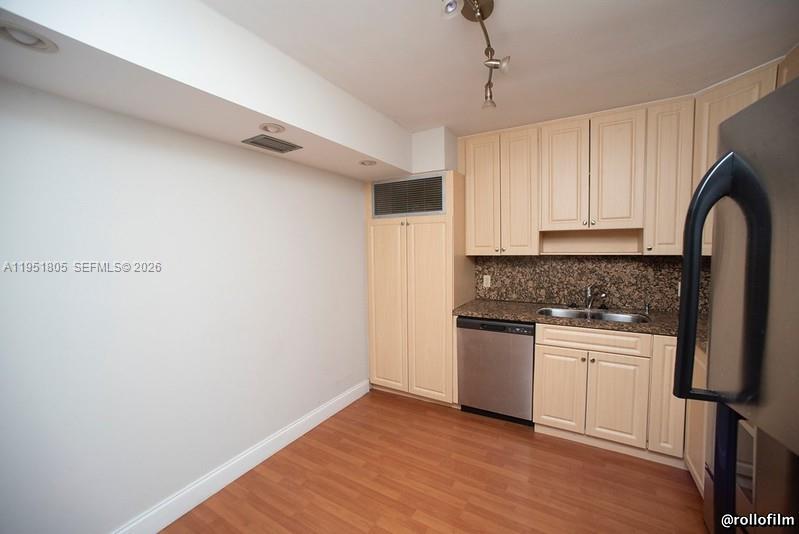 ADMIRALS PORT CONDO WEST - Residential