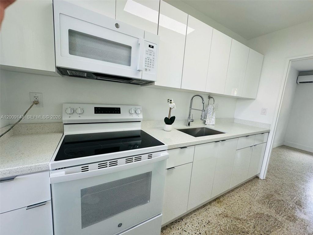 Photo of 417 SE 14th Ct #2, Fort Lauderdale, FL 33316 (MLS # A12009148)