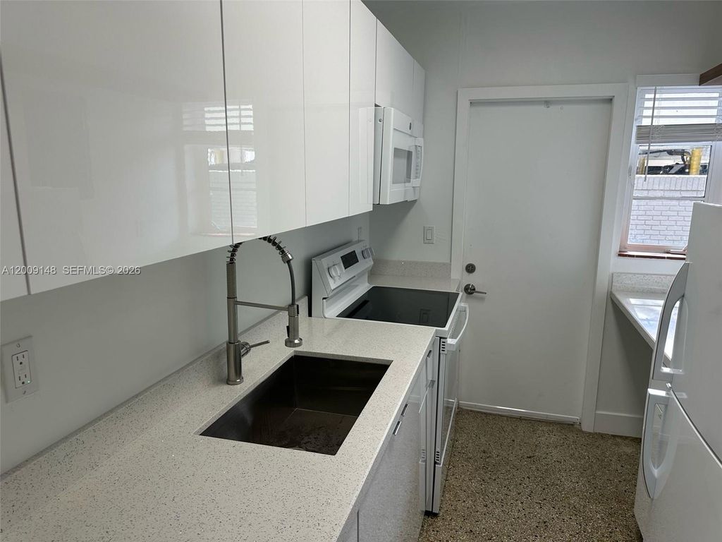 Photo of 417 SE 14th Ct #2, Fort Lauderdale, FL 33316 (MLS # A12009148)