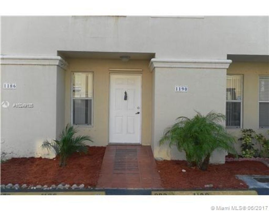 Great floor plan good condition, tile throughout, Washer & dryer in unit, back yard fence. Spacious kitchen w/breakfast area. Great location close to Dolphin / International Malls; FIU university & Turnpike.