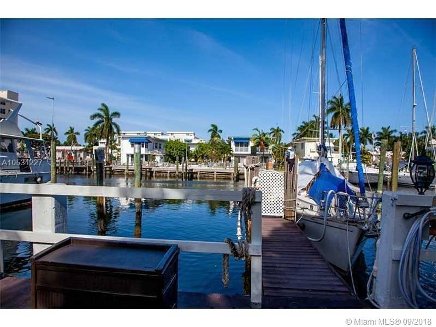 Waterfront Large 1/1 with attached garage; bright, water view, bike to Beach and Las Olas. Pet friendly.