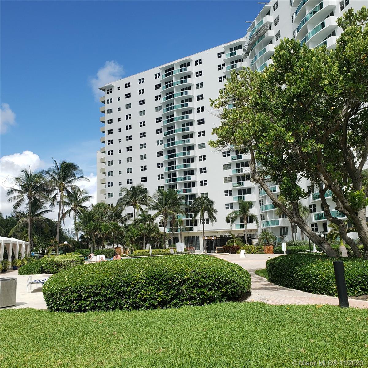 RESIDENCES ON HOLLYWOOD B - Residential Lease