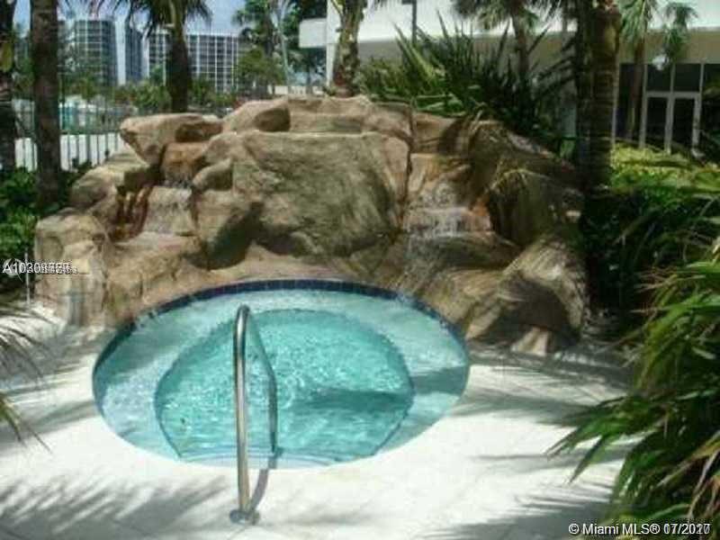 RESIDENCES ON HOLLYWOOD B - Residential Lease