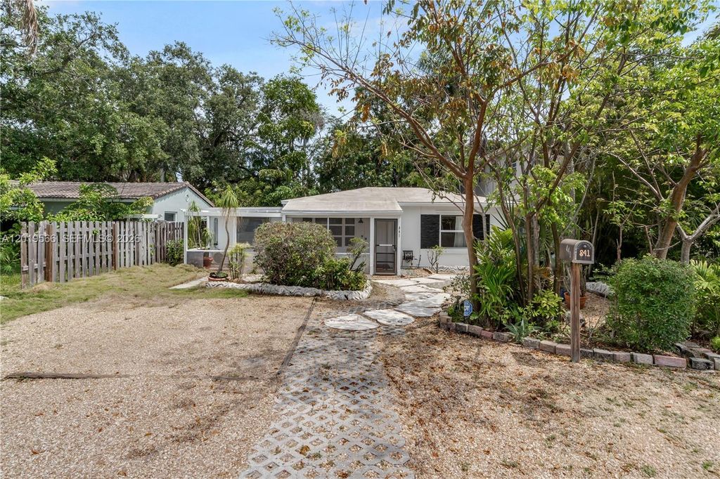 Photo of 841 SW 11th Ct, Fort Lauderdale, FL 33315 (MLS # A12019566)