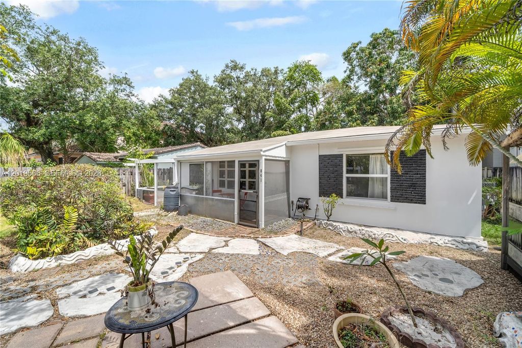 Photo of 841 SW 11th Ct, Fort Lauderdale, FL 33315 (MLS # A12019566)