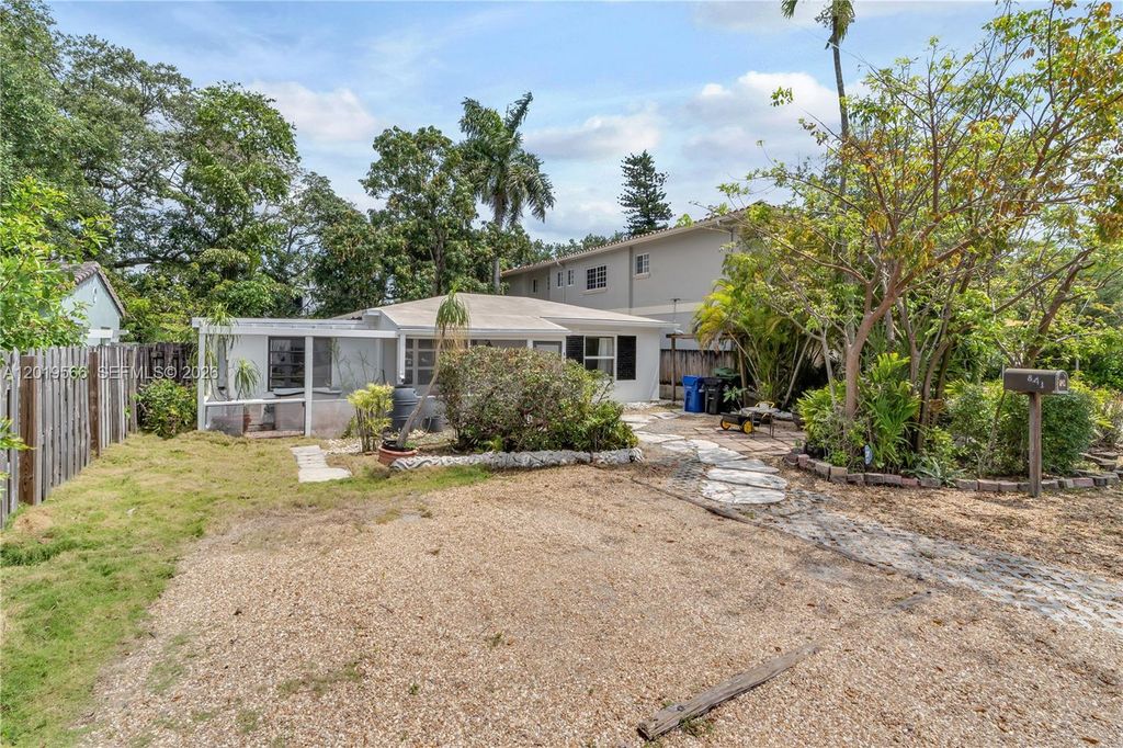 Photo of 841 SW 11th Ct, Fort Lauderdale, FL 33315 (MLS # A12019566)