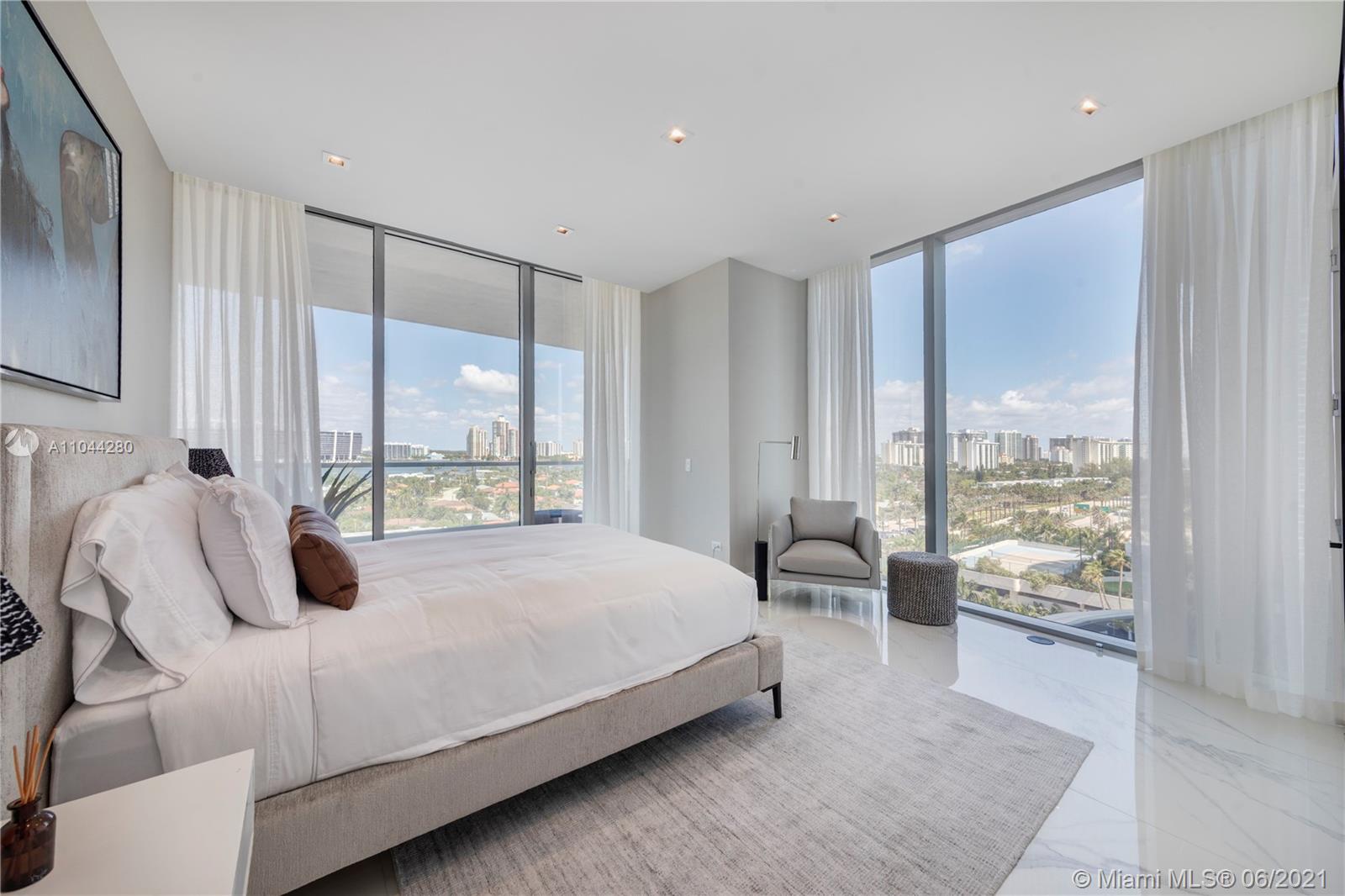 TURNBERRY OCEAN CLUB - Residential