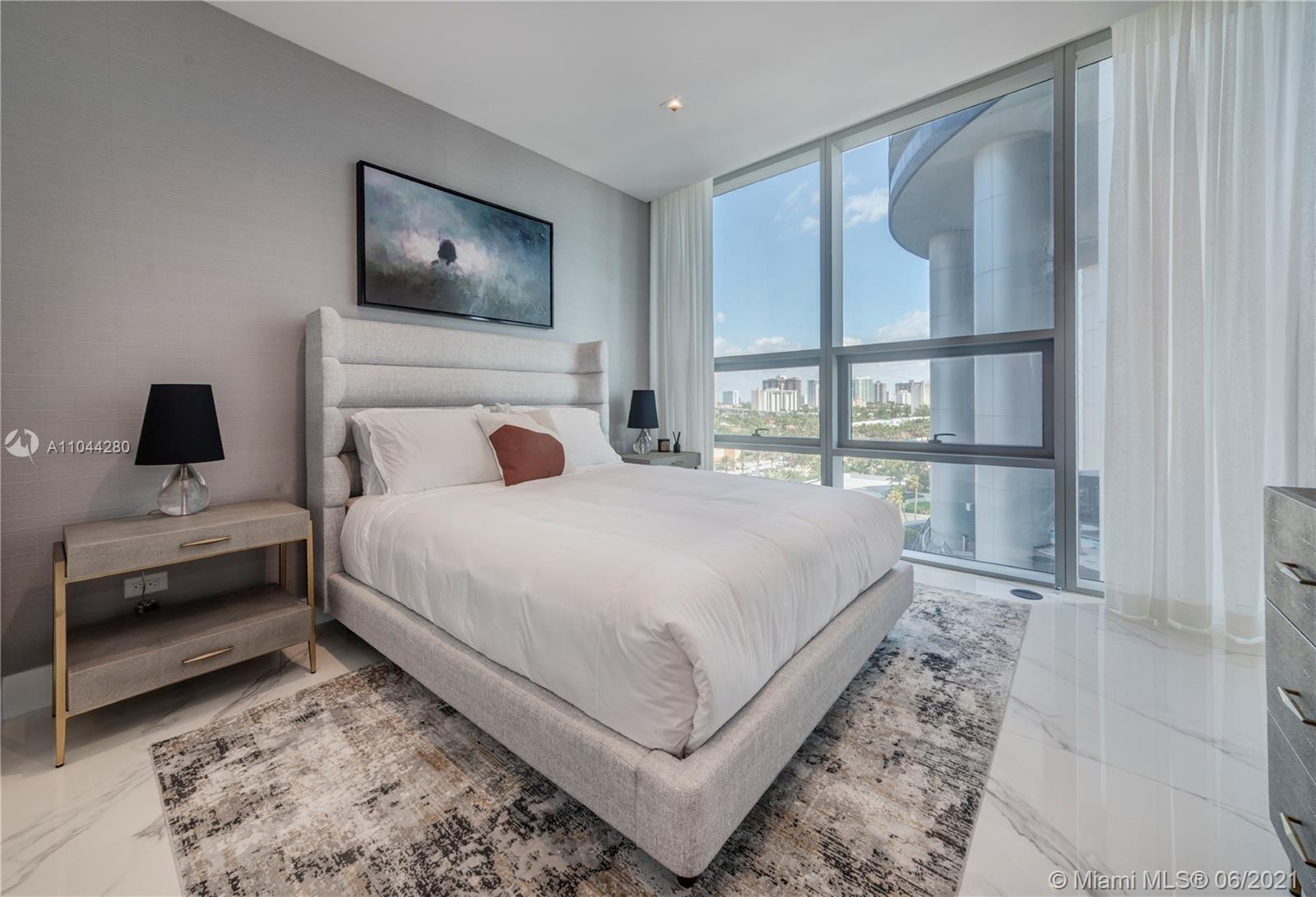 TURNBERRY OCEAN CLUB - Residential