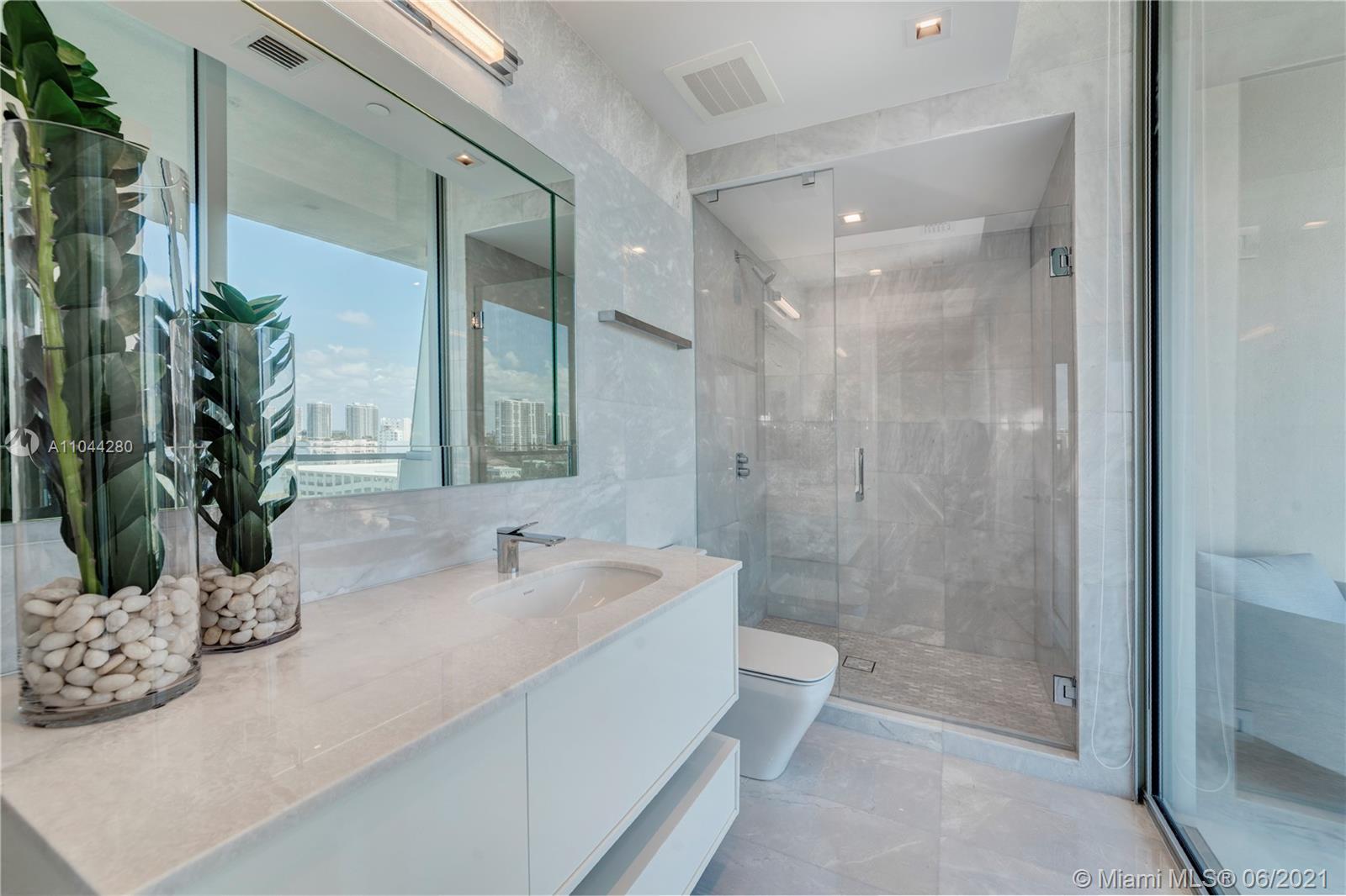 TURNBERRY OCEAN CLUB - Residential