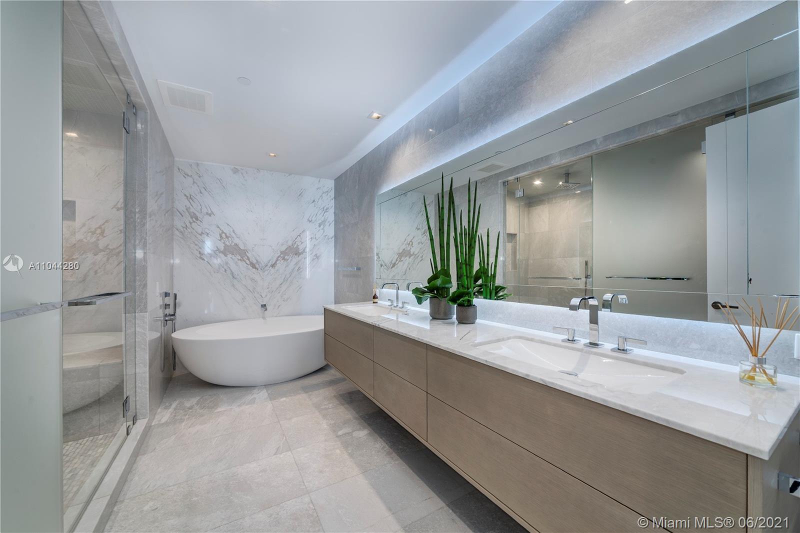 TURNBERRY OCEAN CLUB - Residential