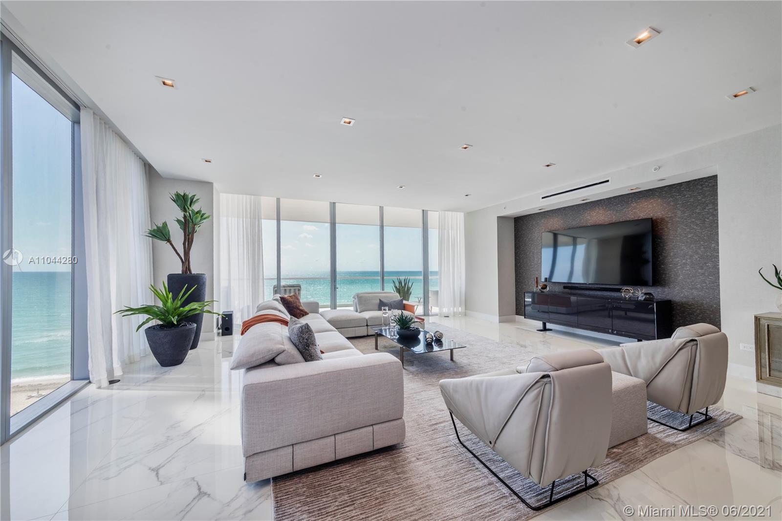 TURNBERRY OCEAN CLUB - Residential