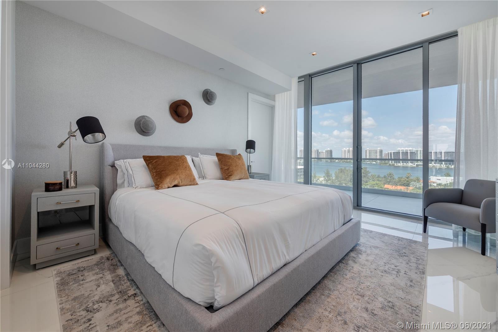 TURNBERRY OCEAN CLUB - Residential