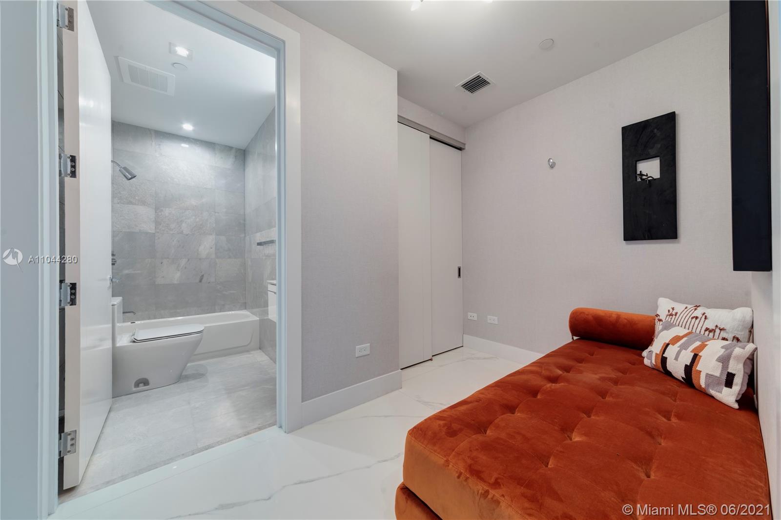 TURNBERRY OCEAN CLUB - Residential