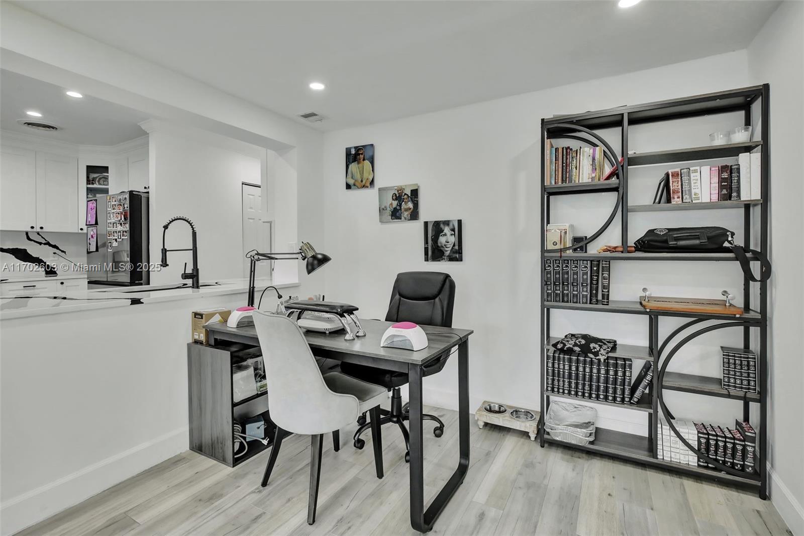 HOLLYWOOD HILLS - Residential