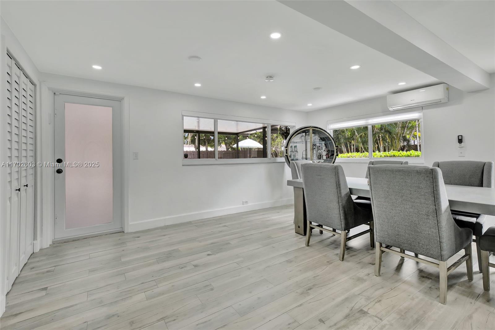 HOLLYWOOD HILLS - Residential