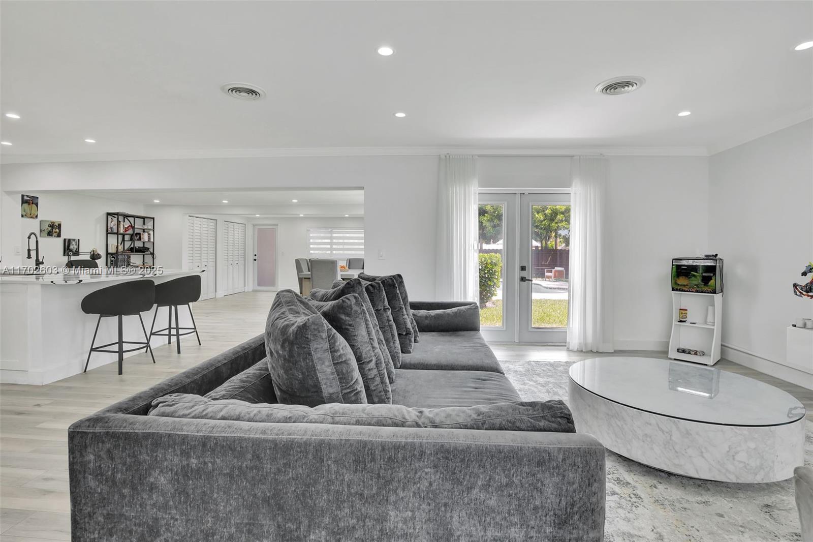 HOLLYWOOD HILLS - Residential
