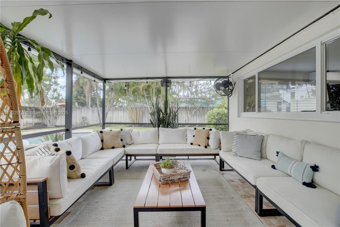 HOLLYWOOD HILLS - Residential