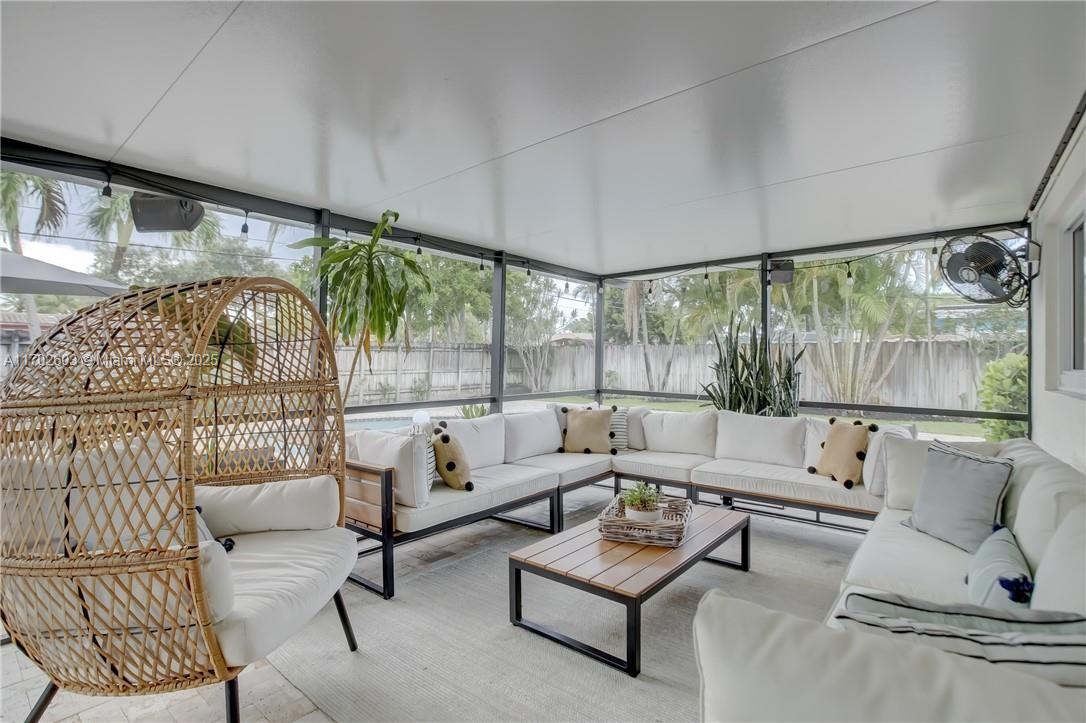 HOLLYWOOD HILLS - Residential