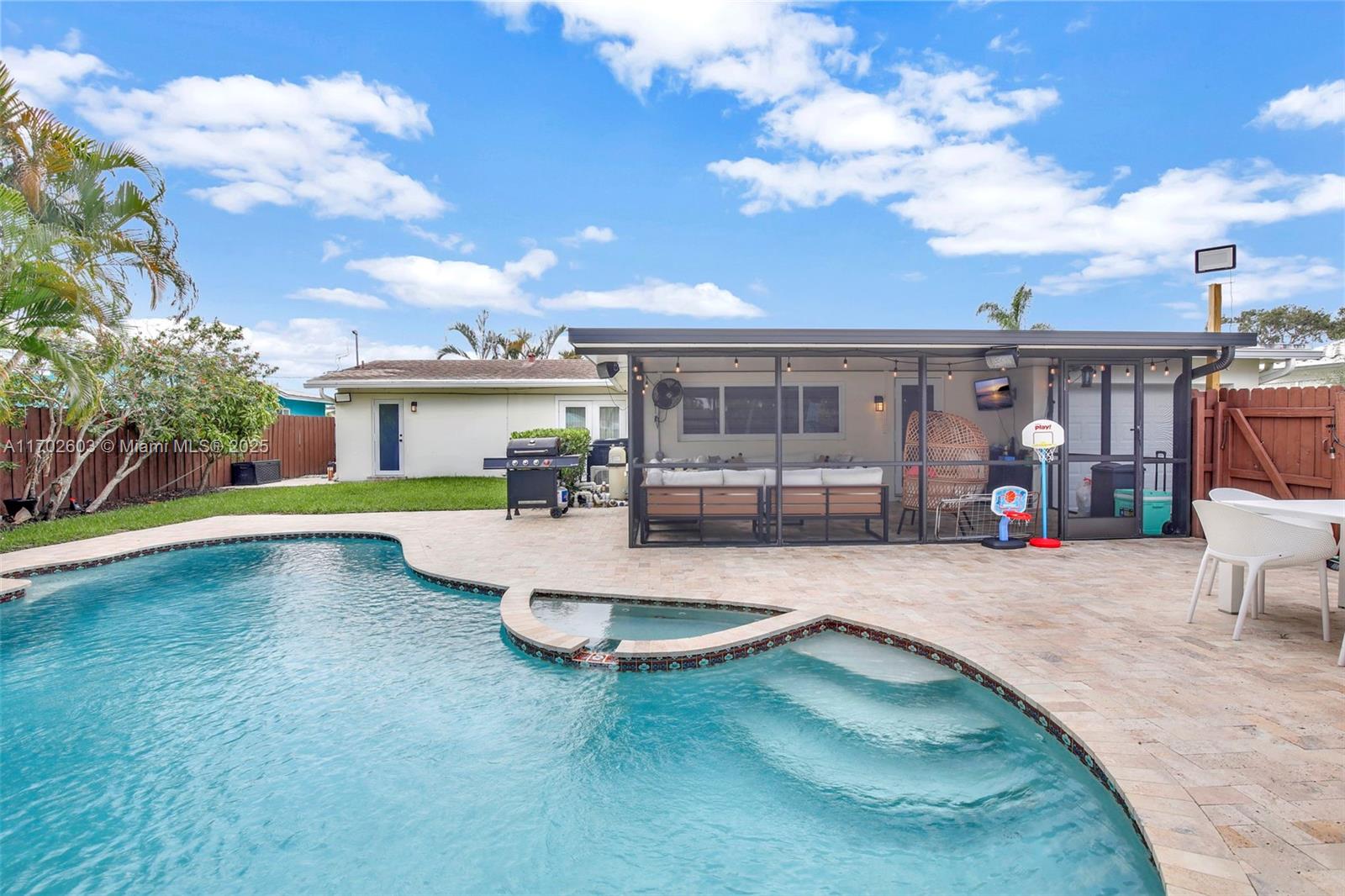 HOLLYWOOD HILLS - Residential