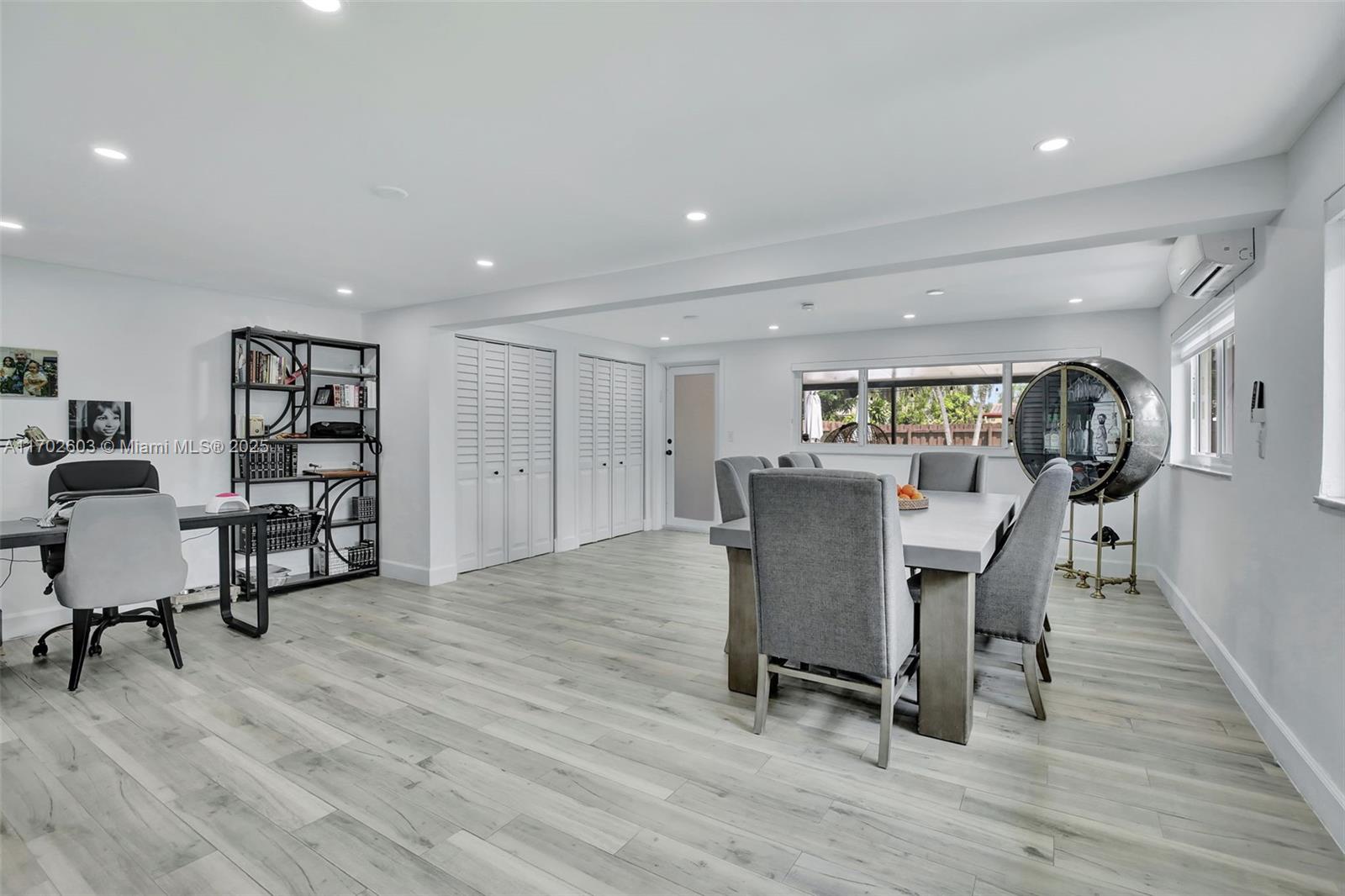 HOLLYWOOD HILLS - Residential