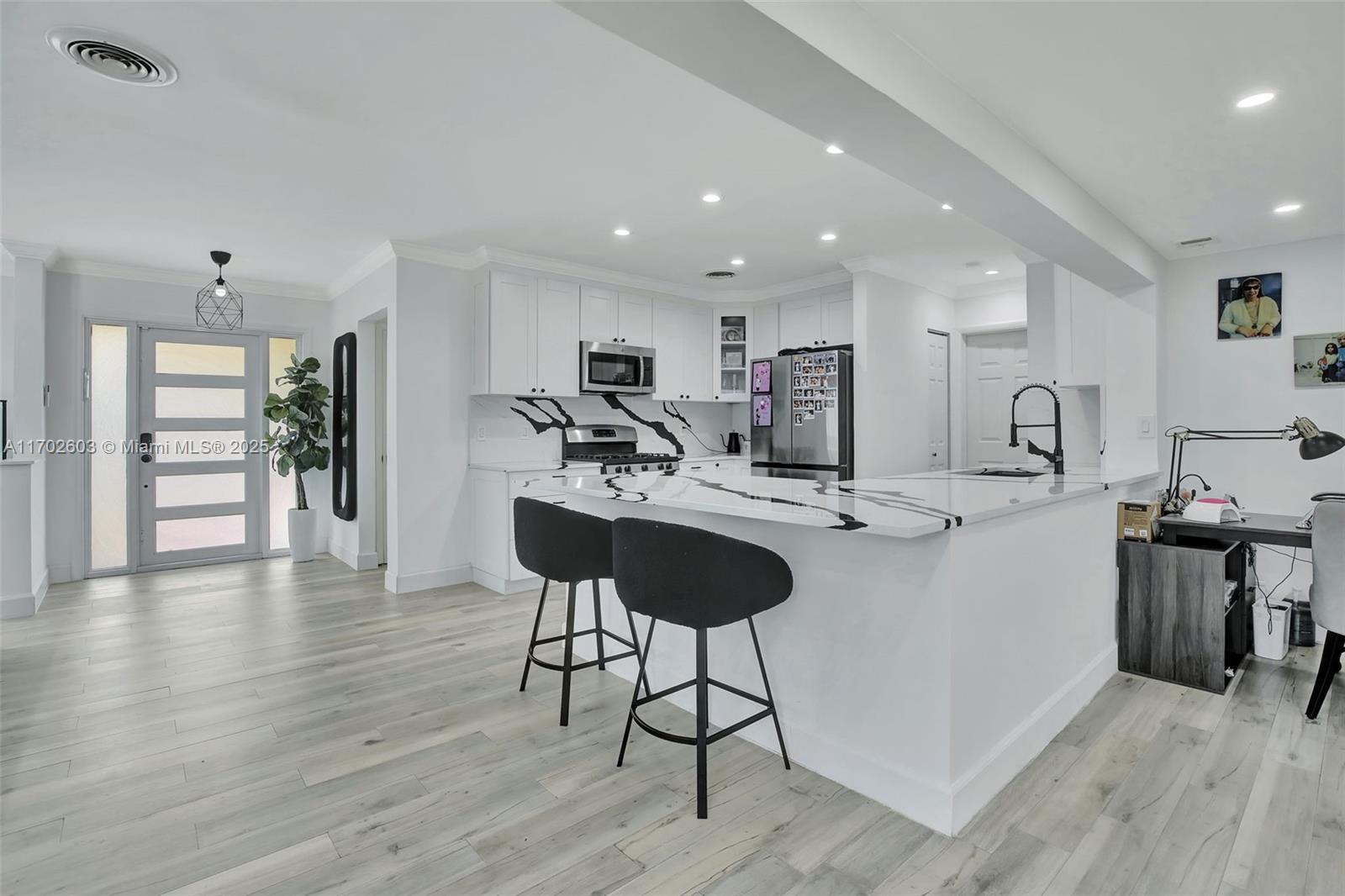 HOLLYWOOD HILLS - Residential