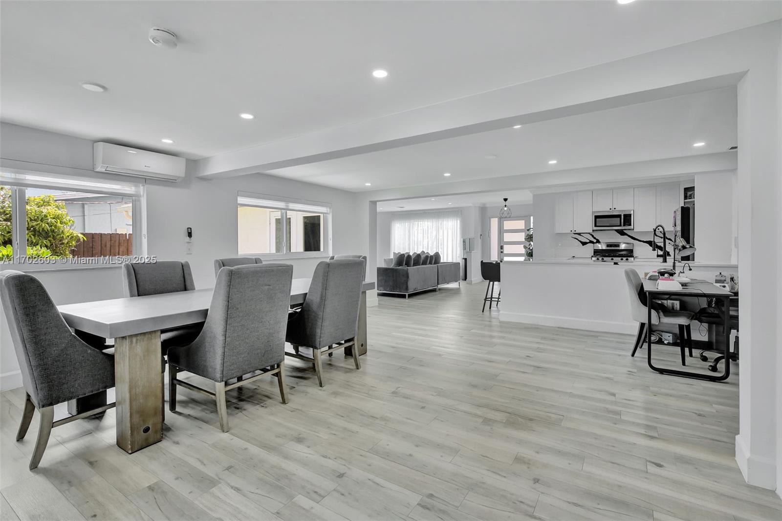 HOLLYWOOD HILLS - Residential