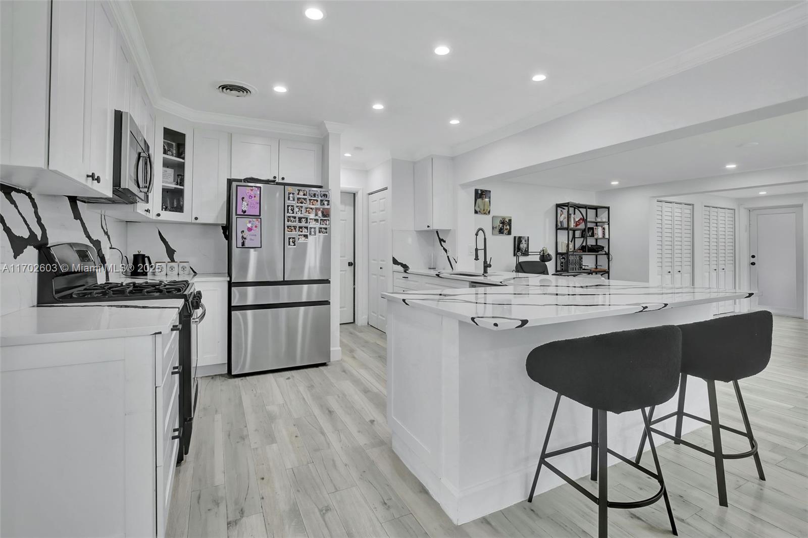 HOLLYWOOD HILLS - Residential
