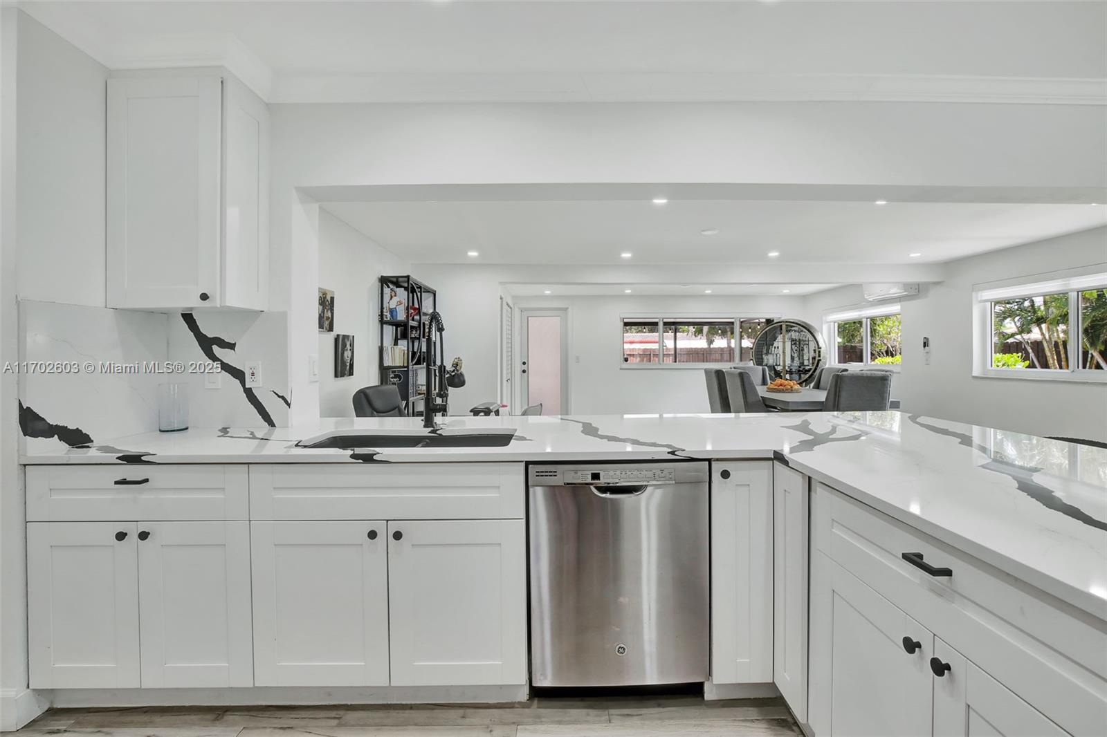 HOLLYWOOD HILLS - Residential