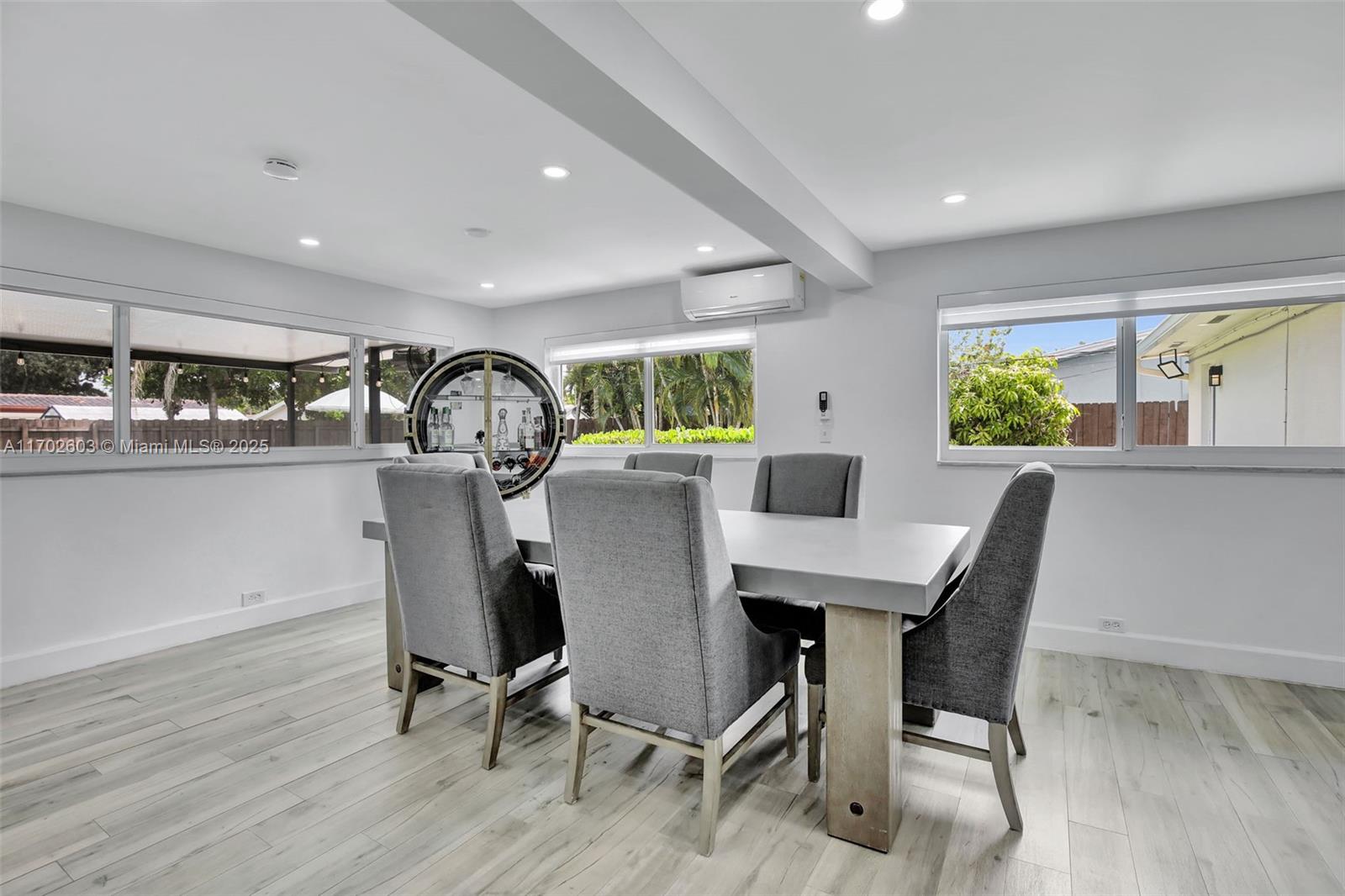HOLLYWOOD HILLS - Residential
