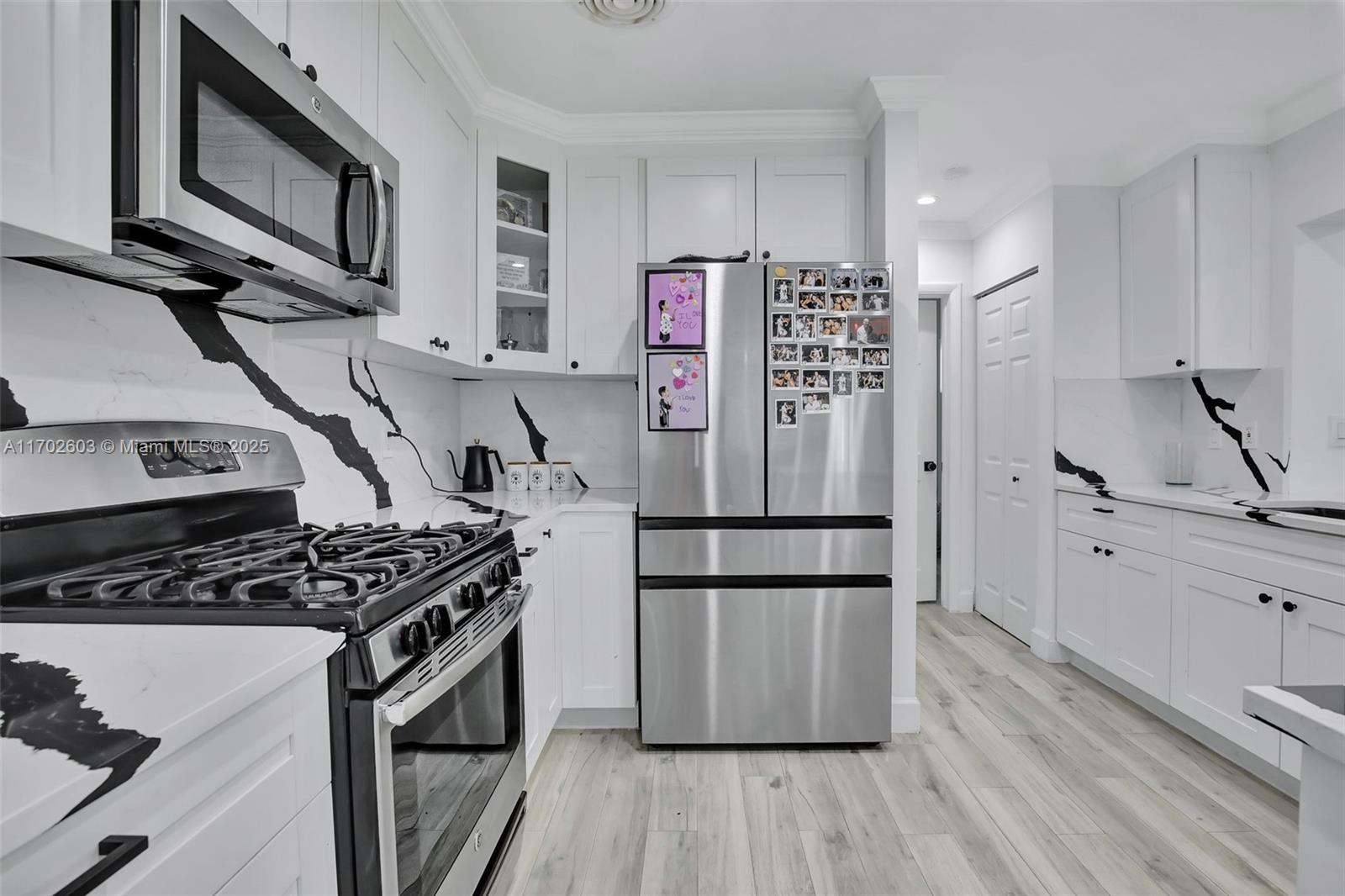 HOLLYWOOD HILLS - Residential