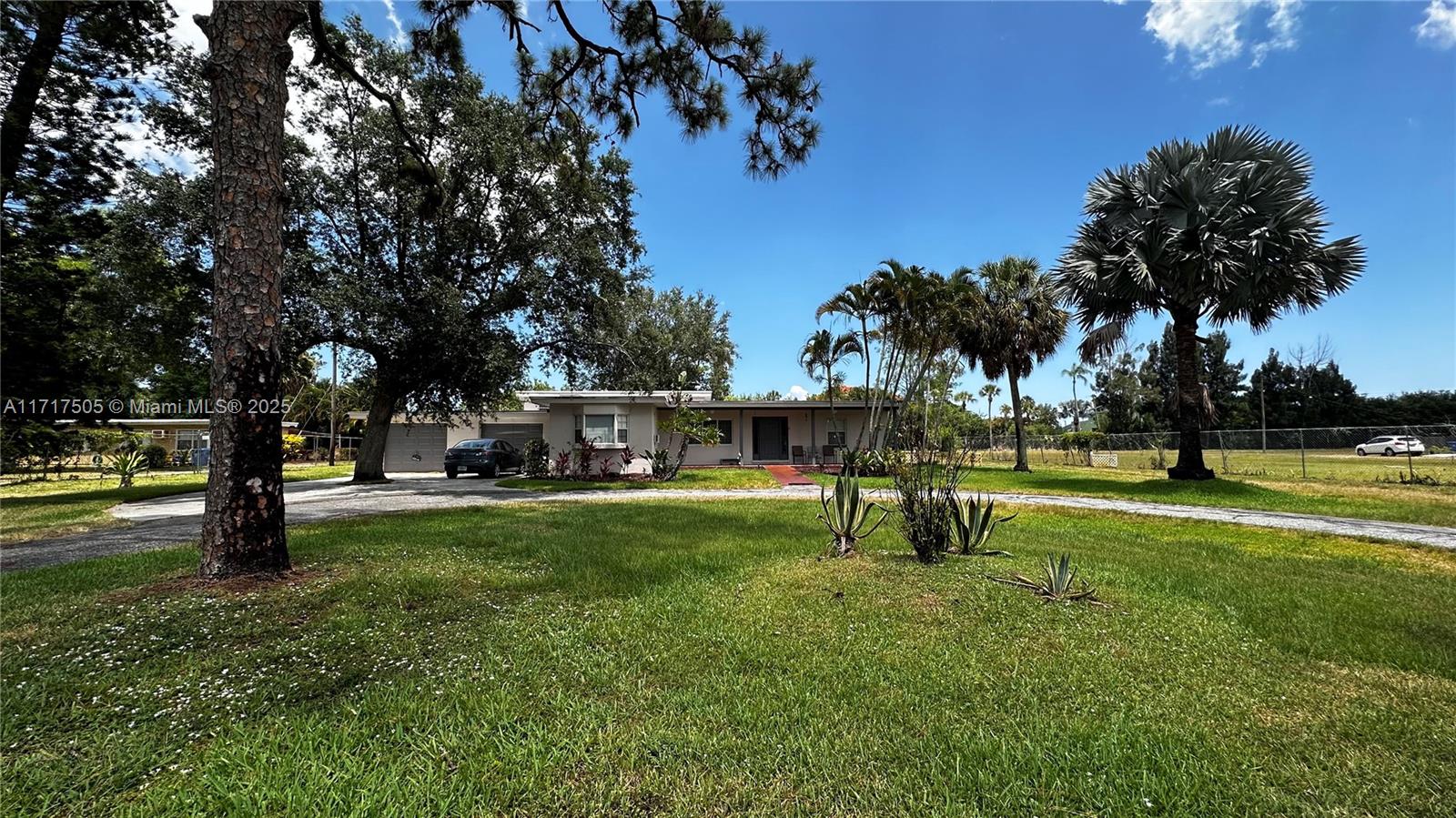 1128 Park Ln