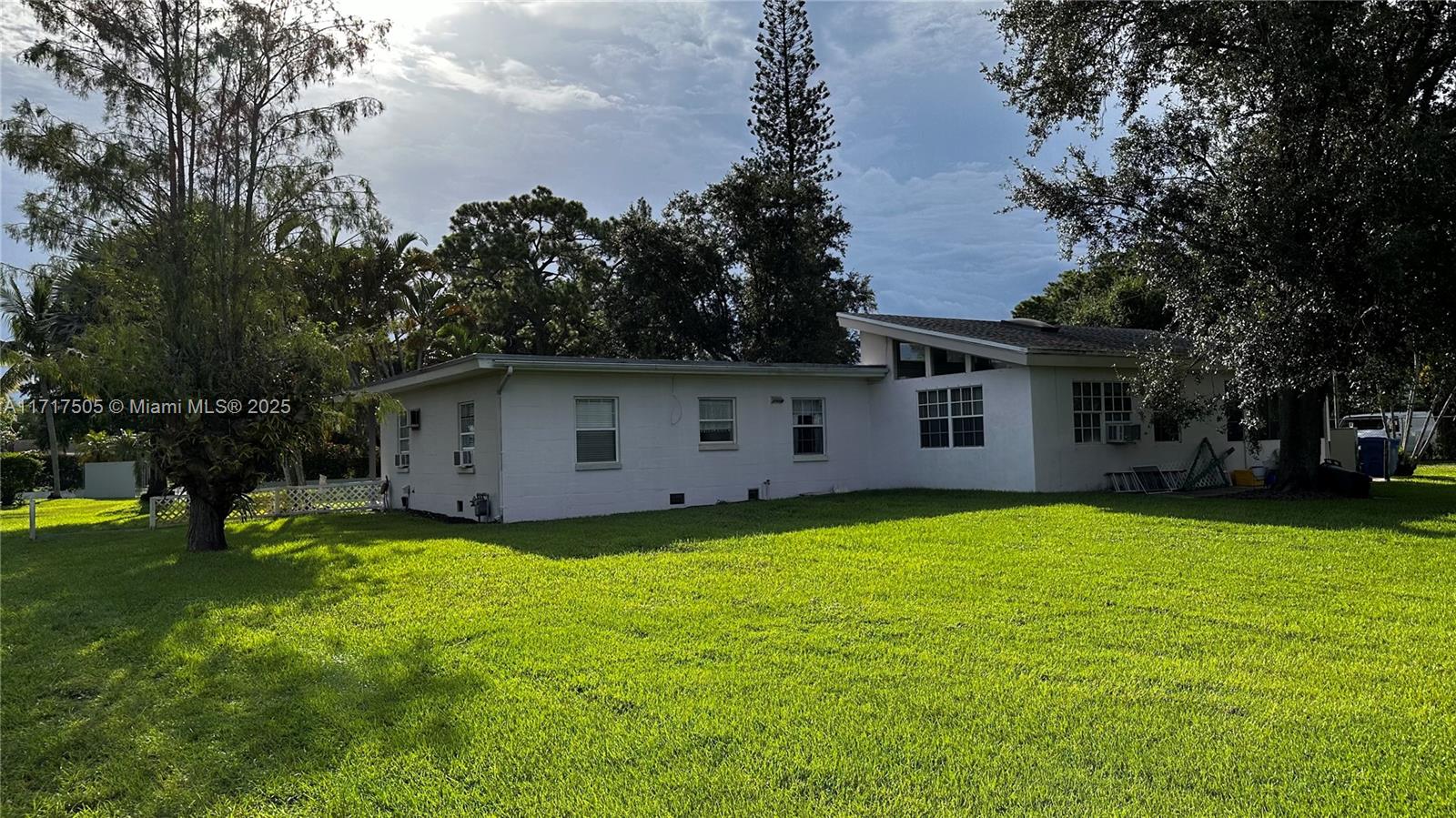 1128 Park Ln