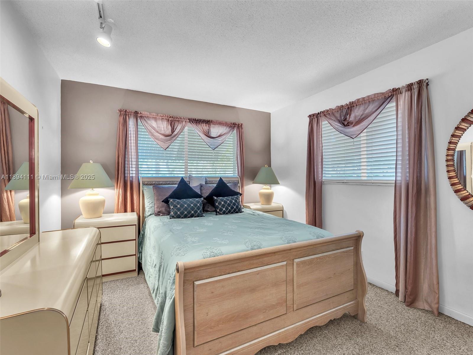 HOLLYWOOD LAKES SECTION - Residential