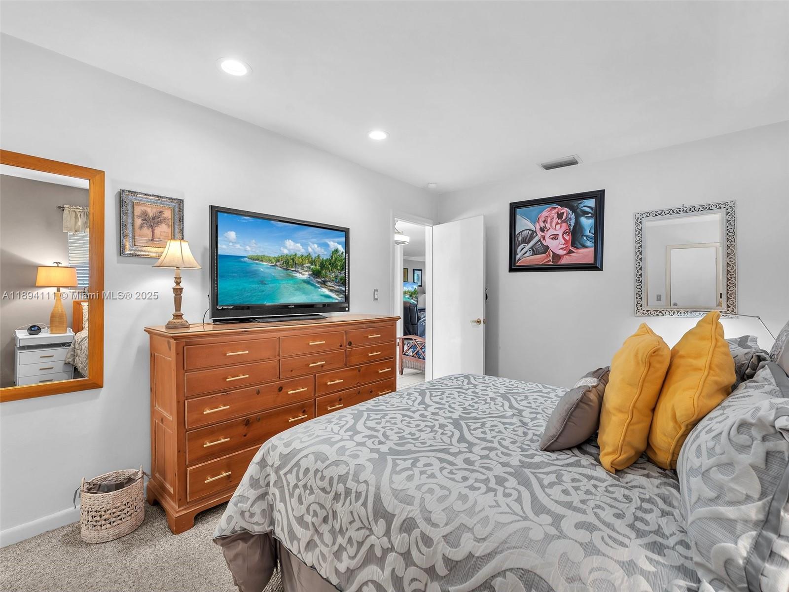 HOLLYWOOD LAKES SECTION - Residential