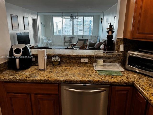 THE CARRIAGE HOUSE CONDO - Residential Lease