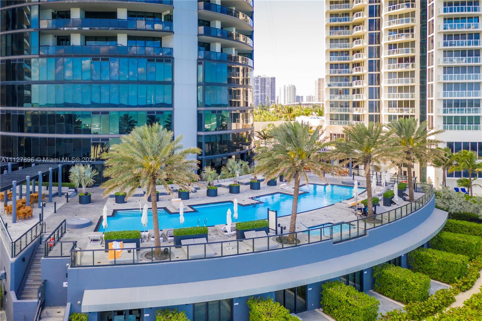 18555 COLLINS AVENUE COND - Residential