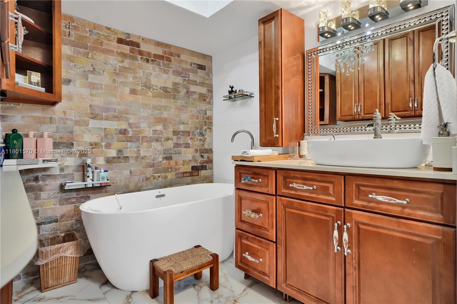 NEW LAND GARDENS CONDO - Residential