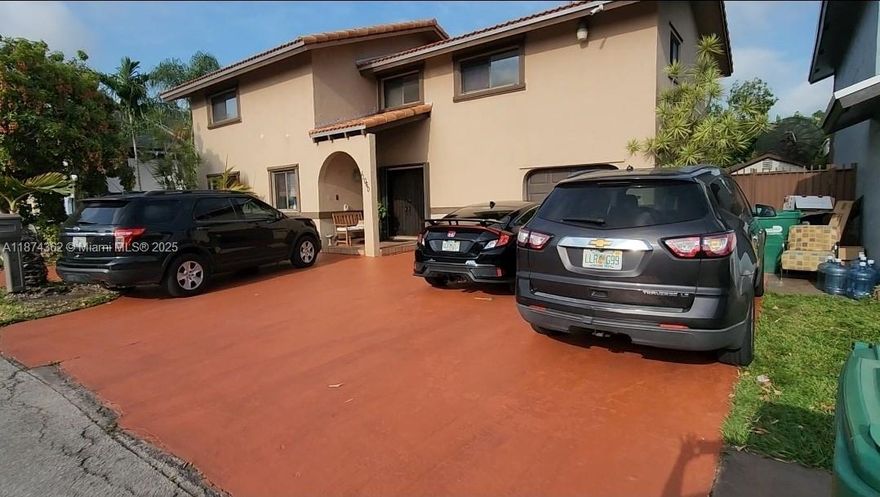 No HOA , Private Street House featuring 5 Bedroom 3 1/2 Bath or 3/2 1/2 + 1/1 apartment w/ private entrance w/ Potential 2000 income Home in very quiet, no thru trafic, Room for everything , Huge Master bedroom , must see! No association Fee! Ample Shed and side enclosed patio ideal to park your truck or boat, new appliances close to schools and shopping centers