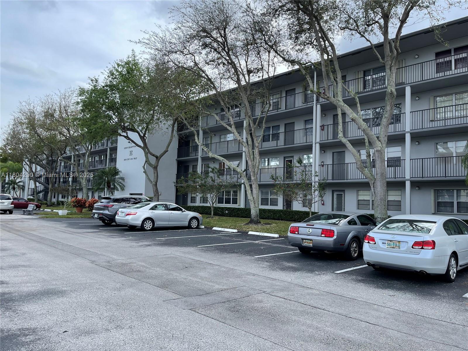 Rental Property at 300 Sw 134th Way 209E, Pembroke Pines, Miami-Dade County, Florida - Bedrooms: 1 
Bathrooms: 2  - $1,650 MO.