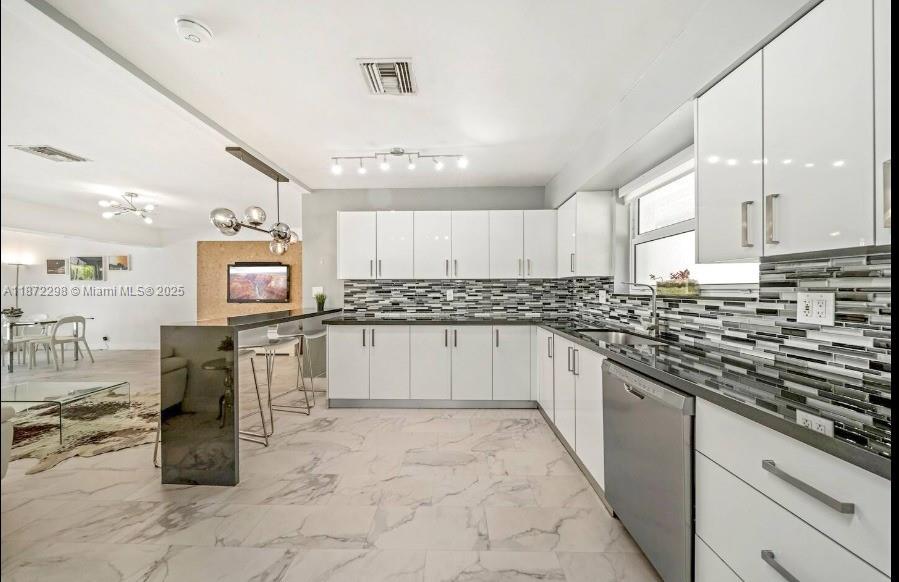 COUNTRY CLUB HOMES - Residential