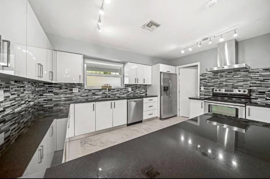 COUNTRY CLUB HOMES - Residential